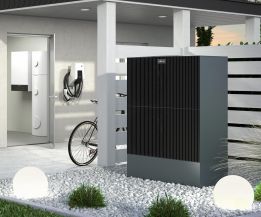 Moderne Viessmann Heizungsanlage in einem Technikraum mit angeschlossenen Rohrleitungen und Regelungstechnik und Außeneinheit Wärmepumpe