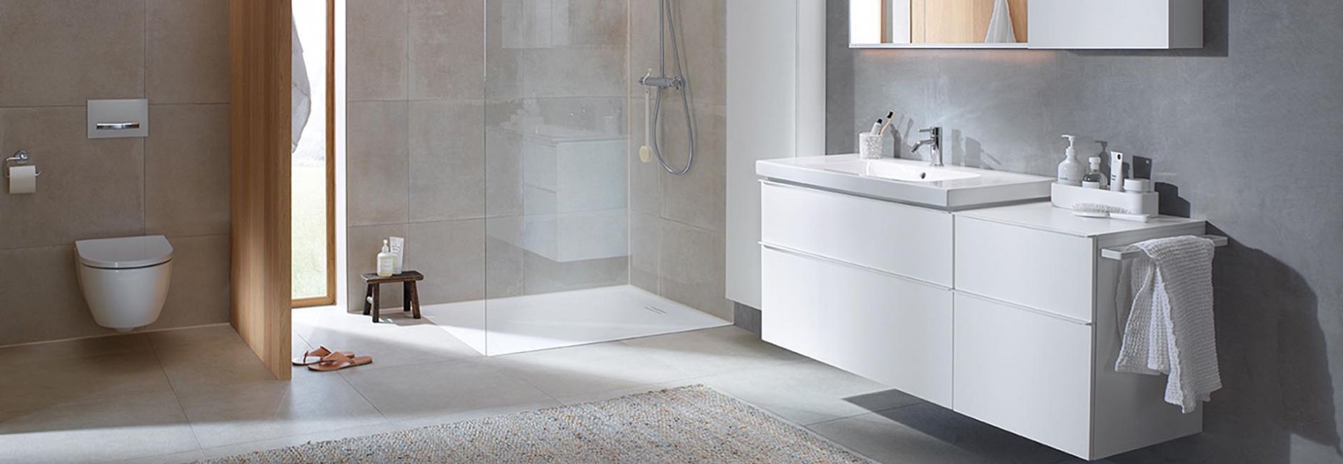 Modernes Badezimmer mit Glasdusche, Wand-WC und Waschtisch – Geberit iCon Komplettbadserie als Beispiel für Badplanung & Badsanierung durch WEME GmbH Heizung & Sanitär