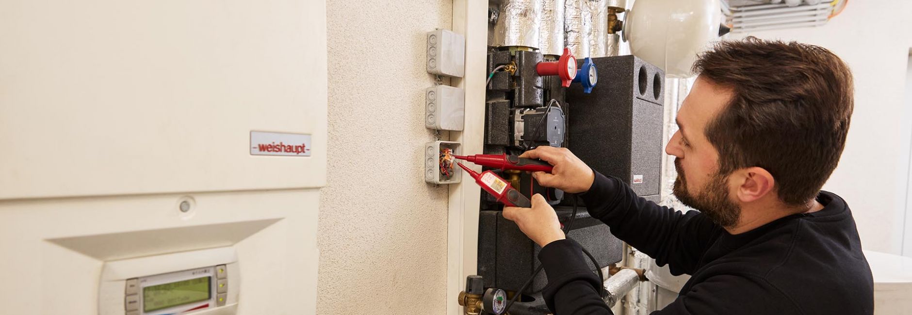 SHK-Service-Techniker bei der Wartung einer Heizungsanlage, Installation und Kundendienst vor Ort – Service und Kundendienst bei WEME GmbH Heizung & Sanitär