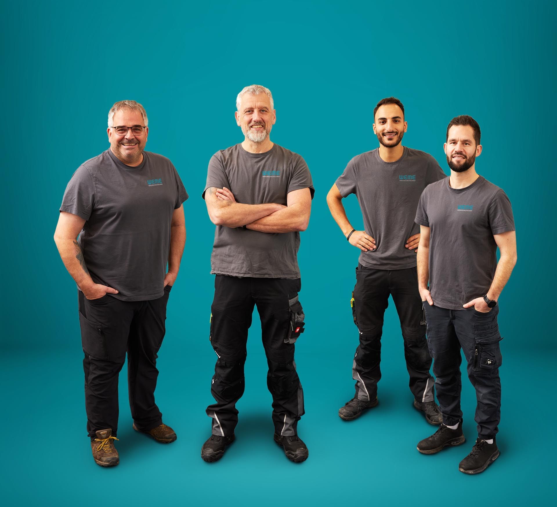 Vier Geschäftsführer des WEME Heizung & Sanitär Teams vor petrolfarbenem Hintergrund, Handwerksprofis im SHK-Bereich präsentieren sich freundlich und professionell