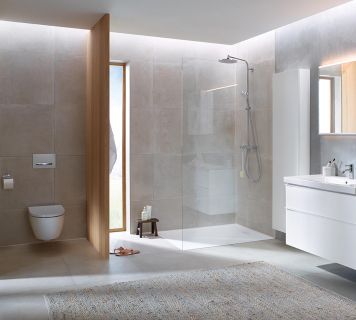 Modernes, helles Badezimmer mit bodengleicher Dusche, Glasabtrennung, Wand-WC und Waschtisch – Beispiel für Badplanung und Badsanierung mit Geberit iCon durch WEME Heizung & Sanitär