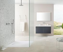 Modernes barrierefreies Badezimmer mit bodengleicher Dusche, Glasabtrennung, Waschtisch und klarer, großzügiger Raumgestaltung